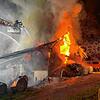 Großeinsatz in Dettighofen: Flammen schießen aus dem Ökonomiegebäude.