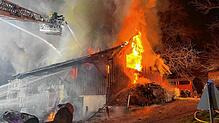 Großeinsatz in Dettighofen: Flammen schießen aus dem Ökonomiegebäude.