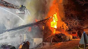 Großeinsatz in Dettighofen: Flammen schießen aus dem Ökonomiegebäude.