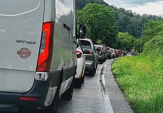 Stau am Samstag auf der B34 zwischen Schwörstadt und Bad Säckingen.