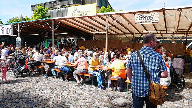 Bild 15: Strahlendes Altweiberwetter beim Albbrucker Dorffest: Tolle Stimmung und buntes Programm