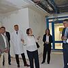 Regierungspräsidentin Bärbel Schäfer (Mitte) schaut sich mit Vertretern des Schwarzwald-Baar Klinikums den Baufortschritt im ...