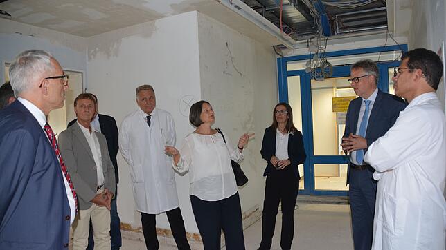 Regierungspräsidentin Bärbel Schäfer (Mitte) schaut sich mit Vertretern des Schwarzwald-Baar Klinikums den Baufortschritt im ...