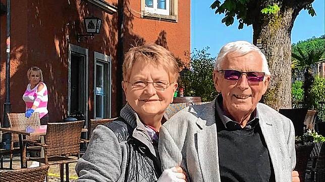 Renate Brutsche und Rolf Rebsamen sind nach der Öffnung der Laufenburger Brücke wieder vereint.