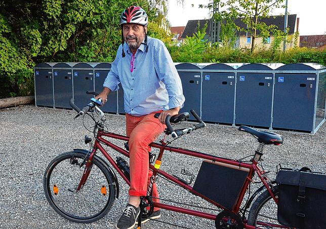 Tandem-Fahrer Bitzenhofer hält das Parkbox-Konzept für Fahrräder beim Bahnhof für unausgegoren, da ihr Umschlag zu gering, da sie nur ...