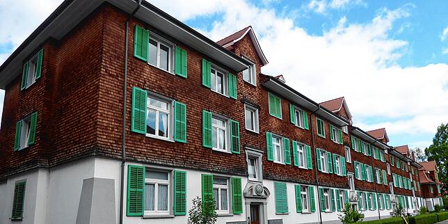 Die Holzfassade ist typisch für die Turniersiedlung.