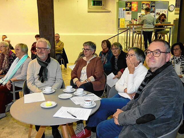 Mitveranstalter Michael Schlageter (vorne rechts) von der Linzgau Buchhandlung mischte sich unter die Zuhörer in der Steinscheuer.