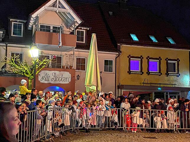 Bild 18: Weiße Narren ziehen durch Stockach: Die schönsten Bilder vom Hemedglonkerumzug und der Verbrennung
