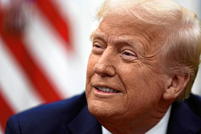 US-Präsident Donald Trump dereguliert die Wirtschaft und zieht Zollschranken hoch.