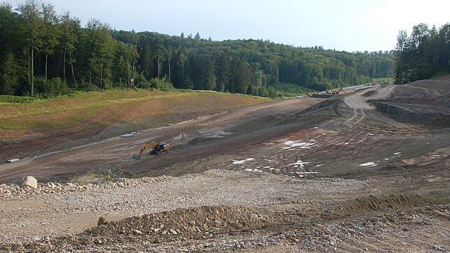 Im Bereich der Autobahnbaustelle im Abschnitt A&nbsp;98.4 bei Minseln kam es zu Hangrutschen (rechte Seite). Der Hang wird derzeit saniert.