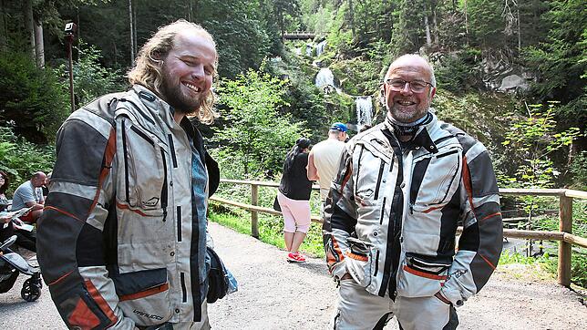Vater Reiner Geiß und sein Sohn Daniel auf gemeinsamer Tour mit dem Motorrad. Ein Etappenziel sind die Triberger Wasserfälle.