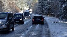 Nichts geht mehr auf der Kreisstraße von Vöhrenbach Richtung Herzogenweiler. Auf der schneebedeckten Straßen bleiben mehre Lastwagen ...