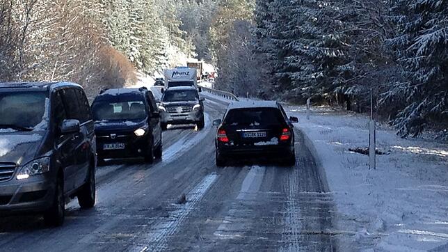 Nichts geht mehr auf der Kreisstraße von Vöhrenbach Richtung Herzogenweiler. Auf der schneebedeckten Straßen bleiben mehre Lastwagen ...