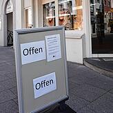 Dürfen Brillenläden öffnen? Das Optikhaus Hammer sagt ja, weil es zu den Gesundheitsdienstleistungen gehört, und informierte am Freitag ...