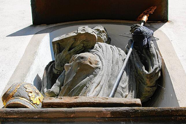 Eine beeindruckende Büste mit Kirchenschiff und Rabe: Diese Statue ist mit Sicherheit viel zu wenig beachtet. Vielleicht liegt es am ...