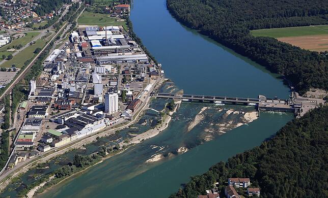 Das von Energiedienst betriebene Kraftwerk Rheinfelden. Links Industrieanlagen in Rheinfelden auf deutscher Rheinseite.