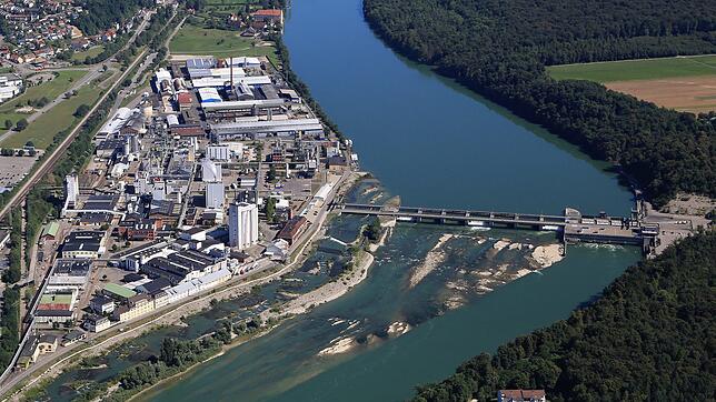 Das von Energiedienst betriebene Kraftwerk Rheinfelden. Links Industrieanlagen in Rheinfelden auf deutscher Rheinseite.