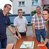 Markus Derksen, Gregor König, Bautechniker Christian Walter und Johanna Hahn (von links) begutachten den überarbeiteten Plan für das ...
