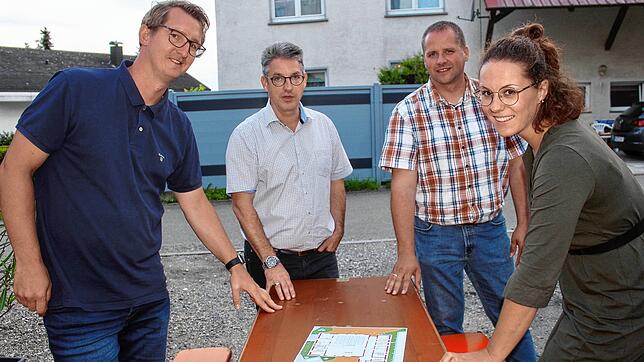 Markus Derksen, Gregor König, Bautechniker Christian Walter und Johanna Hahn (von links) begutachten den überarbeiteten Plan für das ...