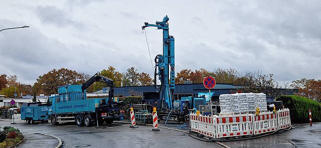 Für die Bohrung in die Erde ist viel Platz für die große Maschine nötig. Oft würden auch Hecken gerodet oder Mauern teilweise entfernt, ...