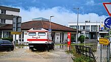 Ein Einsatzfahrzeug der Johanniter-Unfallhilfe bahnt sich am 26. Juni einen Weg durch den überschwemmten Ortskern. Im Rathaus in ...