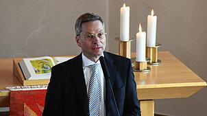 Jörg Winkelströter widmet seine Predigt in der Wyhlener Friedenskirche dem Jahrestag der Reformation. Bild: Rolf Reißmann