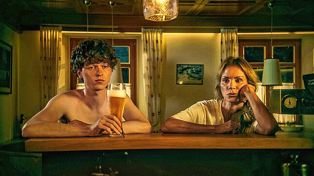 Wenn‘s mal wieder anders läuft als erhofft: Carlo (Jeremias Meyer) und Tante Gabi (Nina Gnädig) sitzen enttäuscht an der Theke.