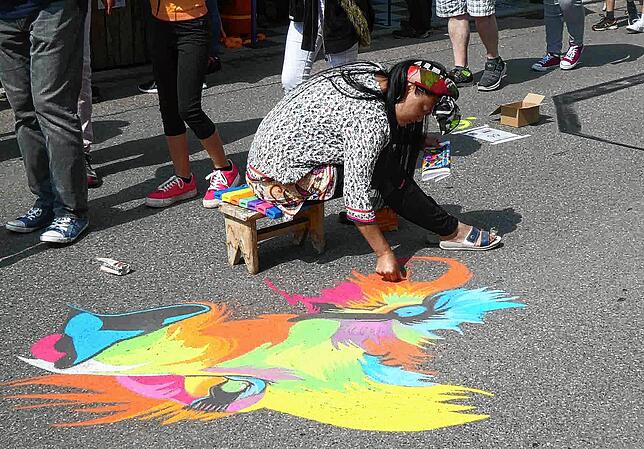 Frabenfreude zeigt beim Street-Art-Festival auch die Malerin Thi Kim Tran aus Italien. Bild: Bernhard Lutz