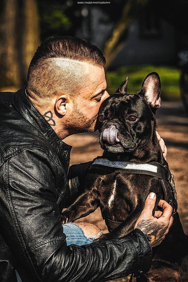 Zwei, die wirklich gut zusammenpassen: Wolfgang Matt und seine sechsjährige französische Bulldogge Artus.