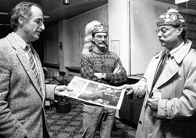 Der damalige Oberbürgermeister der Stadt Radolfzell Günter Neurohr erhält im Jahr 1990 den Kappedeschle von Lothar Rapp und Wolfgang Drobig.