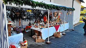 Der Flohmarktstand der Chorgemeinschaft Nußbach auf dem Weihnachtsmarkt – hier ein Archivbild – soll erneut eine bunte Auswahl an ...