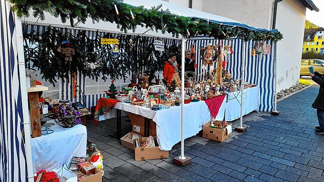 Der Flohmarktstand der Chorgemeinschaft Nußbach auf dem Weihnachtsmarkt – hier ein Archivbild – soll erneut eine bunte Auswahl an ...
