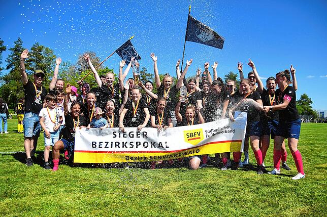 Bild 1: Die Damen des FC Wolterdingen holen den Bezirkspokal. Die Bildergalerie vom Finale gibt es hier.