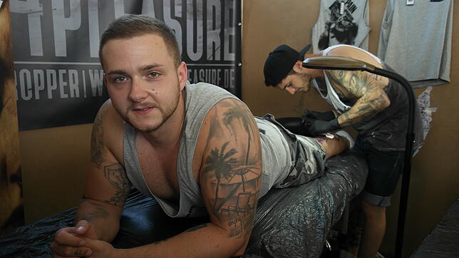 Deniz Bir aus Memmingen legte sich bei der Tattoo Convention vor zwei Jahren auf die Liege. Wer sich vor Ort ein Tattoo stechen lassen ...