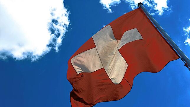 Die Schweizer Nationalflagge weht in Bern. (Symbolbild)