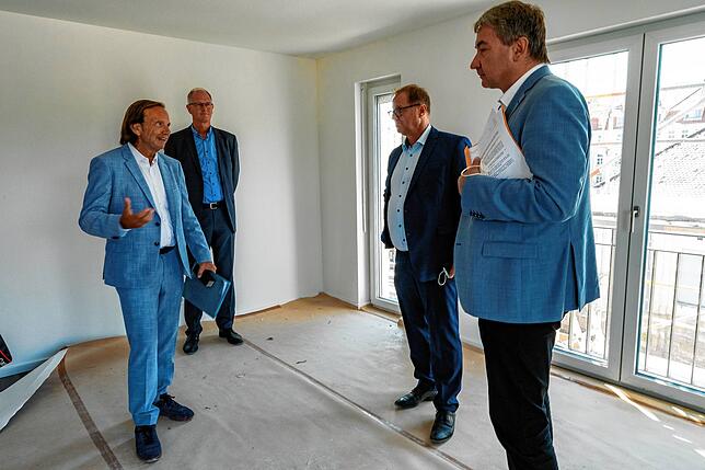 Besichtigung in einer der ersten Wohnungen in einem „City Cube“. Von links Uwe Birk (Vorstand der DBA), Thomas Kunz ...
