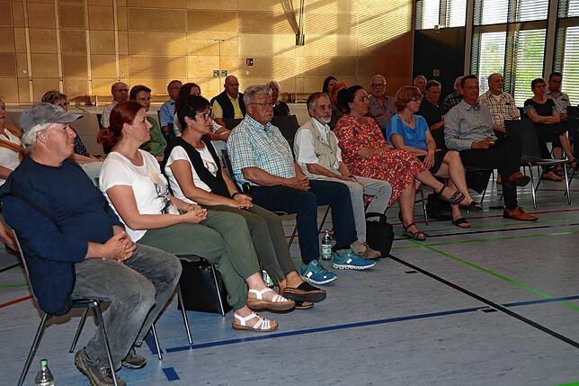Bei einer Bürgerversammlung in der Curana Halle erfahren die Bürger Neues über das Projekt „Neue Mitte Beuren“.