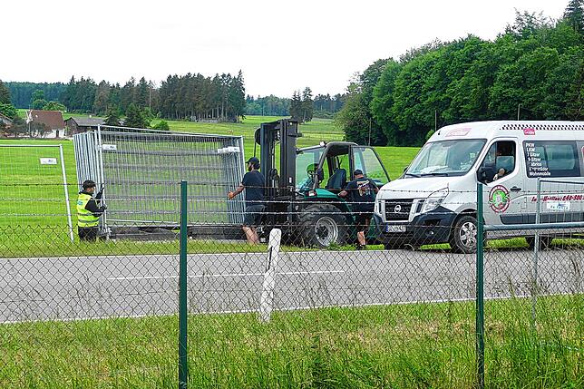 Vielen Hände sind an den Vorbereitungen beteiligt: Hier werden Zäune aufgestellt, um den Besucherstrom zu lenken.