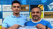 Neu an der Tullastraße: Mursel Salja (links) kommt vom SV Weil und wird von Sportchef Franco Viteritti beim TuS Stetten begrüßt.