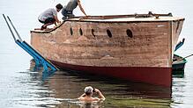 David Dornier fotografiert den ersten Schwimmversuch des restaurierten Rumpfs der Altenrhein.