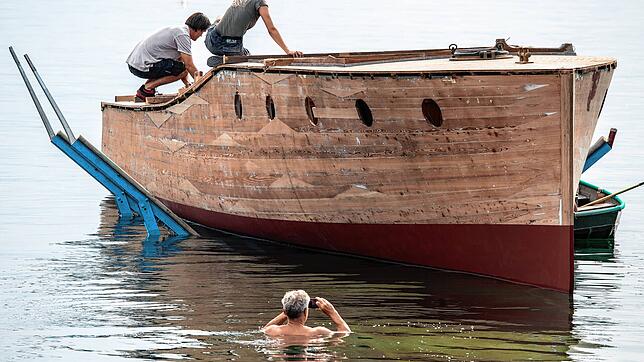 David Dornier fotografiert den ersten Schwimmversuch des restaurierten Rumpfs der Altenrhein.