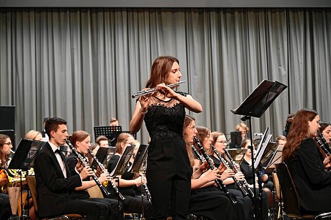 Sarah Schmidt beeindruckte mit ihrem brillanten Solovortrag in „Rhapsodie für Flöte und Blasorchester“ von Reinhard Summerer.