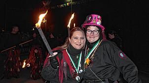 Die Teuringer Johle sind erweckt: Zunftmeisterin Sandra Diesch (rechts) und ihre Vize Sabrina Bucher freuen sich auf die anstehende ...