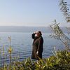 Kunsthistoriker Thomas Hirthe steht am Ufer des Sees – dort, wo einst der Holzpavillon stand.