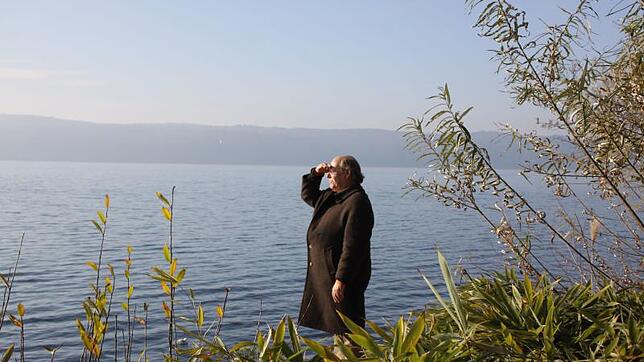Kunsthistoriker Thomas Hirthe steht am Ufer des Sees – dort, wo einst der Holzpavillon stand.