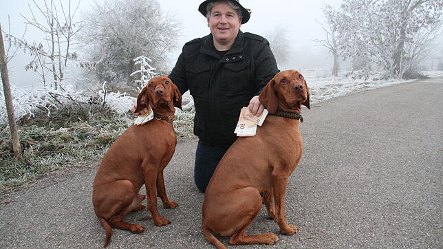 „Diese Erhöhung der Hundesteuer ist Willkür“: Patrick Menzel mit Leroy und Marley – und 400 Euro, die die beiden Hunde ab 2019 jährlich ...