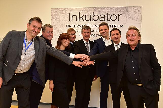 Sie verköprern die Konsortialpartner des Digital Hub für die Region Schwarzwald-Baar-Heuberg. Von links Andreas Wierses (KIT), Simon ...
