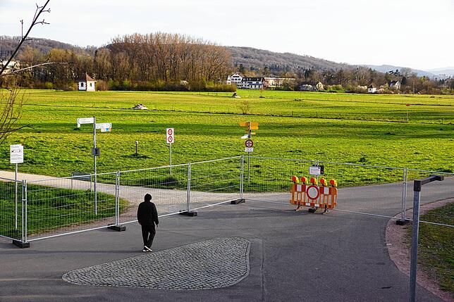 Der Radwegübergang am Fluss Wiese in Lörrach Stetten mit einer Absperrbake der Stadt Lörrach.