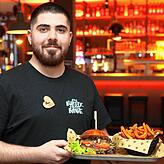 Serviceleiter Ikra Bas zeigt den Burger „Berlin Mitte“, die die Konstanzer Filiale von Burgerheart anbietet.