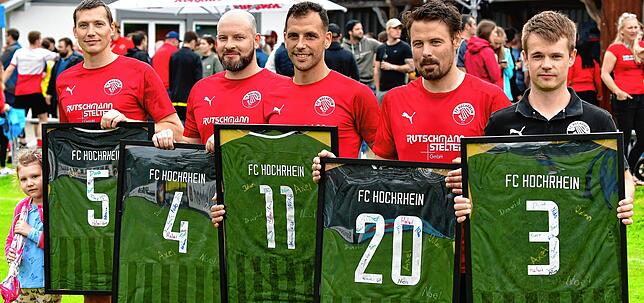 Abschied beim FC Hochrhein: Nach dem 3:1 gegen den SV Eichsel wurden die Routiniers (von links) Andreas Rutschmann, Sebastian Meier, ...